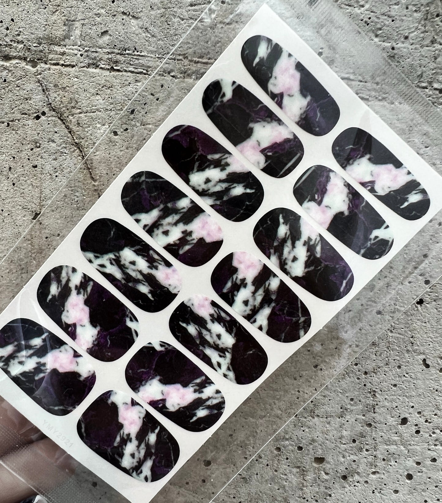 Nagų dizaino plėvelės- Black/purple marble